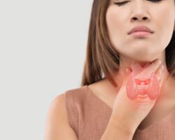 Frau hält die Hand vor ihren Hals auf Höhe der Schilddrüse, über der Hand ist eine grafische Darstellung der Schilddrüse zu sehen